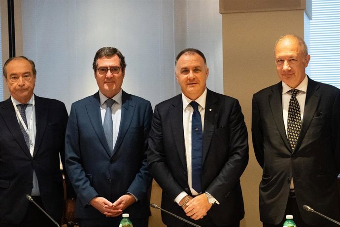 Archivo - El presidente de la CEOE, Antonio Garamendi, junto al presidente de Confindustria, Emanuele Orsini.