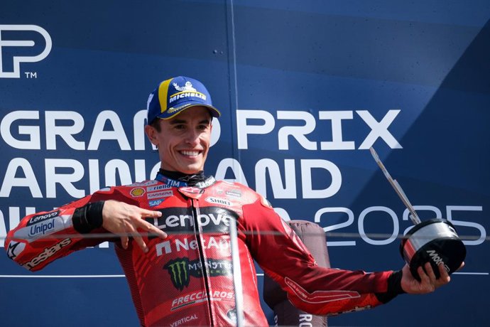 14 de setembro de 2025, Misano Adriatico, Itália: Marc Marquez, da Espanha, pilotando a Ducati Desmosedici GP25 da Ducati Lenovo Team, comemora sua vitória durante a corrida do Grande Prêmio Red Bull de San Marino e da Riviera de Rimini em Marco Simoncell