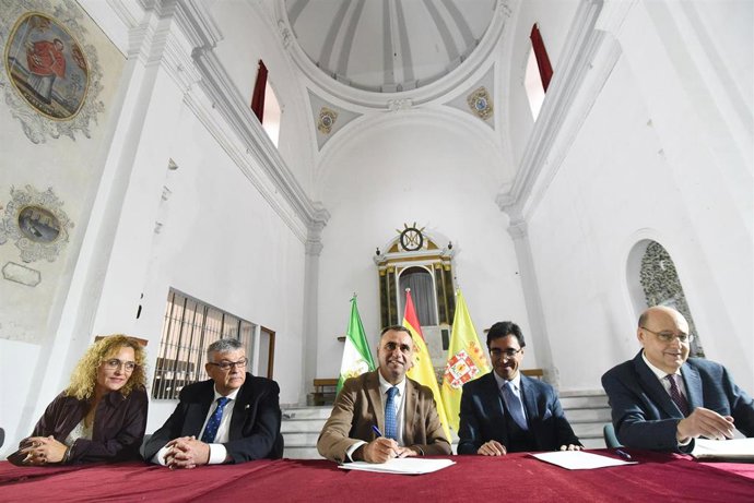 Archivo - Firma de las escrituras del antiguo convento de Guadix donde irá el Museo Provincial de la Semana Santa, en imagen de archivo