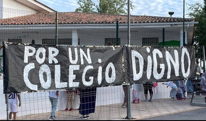 Archivo - Pancarta en el CEIP Antonio Machado para exigir la construcción del nuevo edificio.