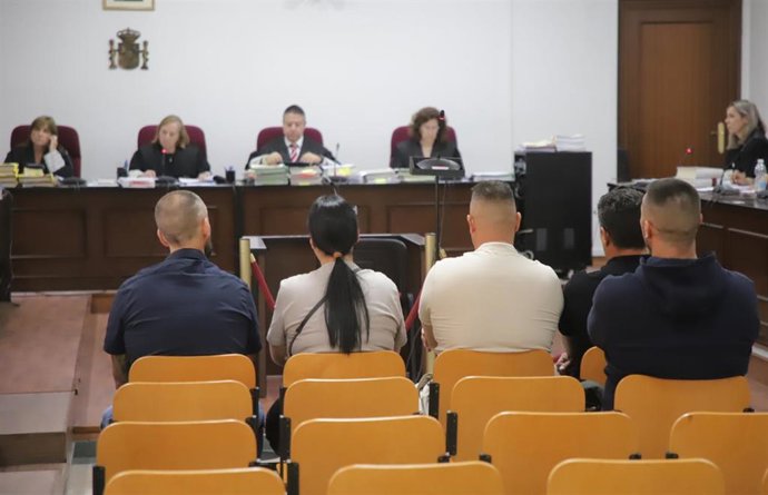 Los acusados por el hundimiento del pesquero Rúa Mar durante el juicio.