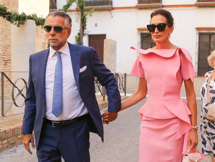 Nieves Alvarez y Bill Saad en la boda de Julia Bolaños y José María Ramírez-Cárdenas y Cabello de los Cobos en la Iglesia de Santa María a 27 de Septiembre de 2025 en Camona (España).
