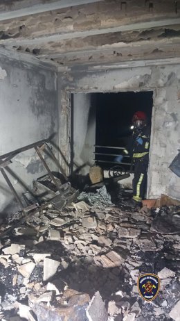 Un efectivo de Bomberos de Mallorca, en el edificio de Can Picafort desalojado tras un incendio