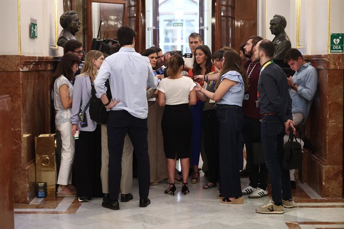 Periodistas durante una sesión de control al Gobierno en el Congreso de los Diputados, a 17 de septiembre de 2025, en Madrid (España). El presidente del Gobierno, Pedro Sánchez, responde hoy en la sesión de control del Congreso a dos preguntas centradas e