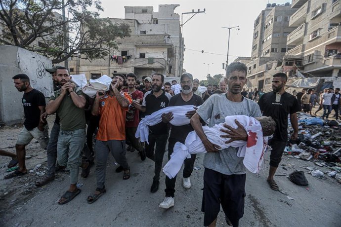 27 de setembro de 2025, Cidade de Gaza, Faixa de Gaza, Território Palestino: Palestinos carregam os corpos envoltos em mortalhas das pessoas que foram mortas em um ataque israelense à casa da família Bakr no campo de Al-Shati, que causou 7 mortes, na Cida