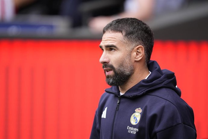 Daniel Carvajal, do Real Madrid CF, observa durante a partida de futebol da Liga Espanhola, LaLiga EA Sports, disputada entre o Atlético de Madrid e o Real Madrid no estádio Riyadh Air Metropolitano em 27 de setembro de 2025, em Madri, Espanha.