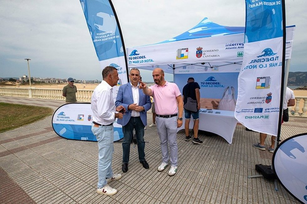 Autoridades en la presentación de la campaña en julio
