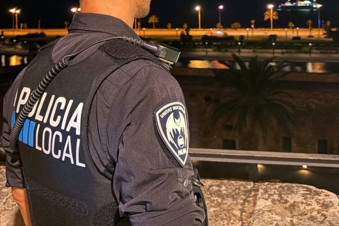 Un agente de la Policía Local de Palma adscrito a la Unidad Nocturna (UNOC) en imagen de recurso