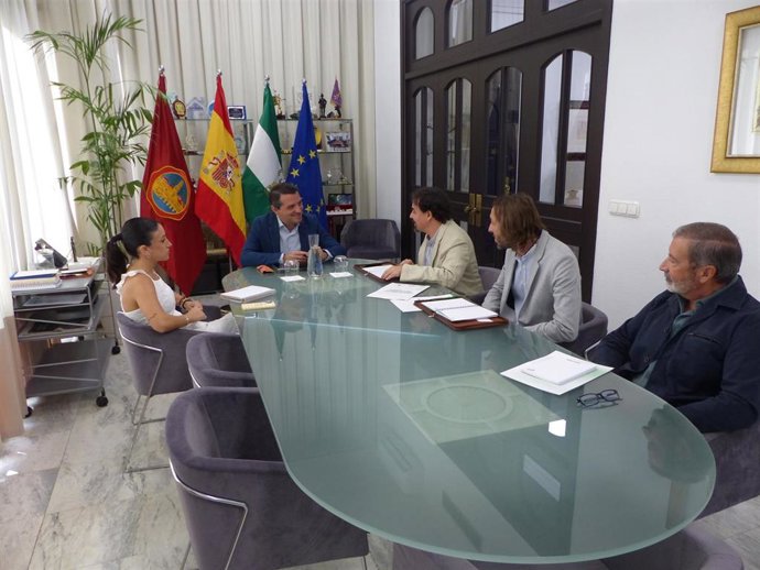 Los responsables de CSIF Córdoba (dcha.), durante la reunión mantenida en Alcaldía con Bellido (centro, al fondo) y Bustos (izda.)