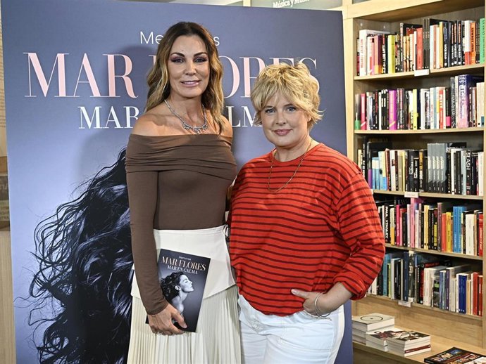 Mar Flores posa con Tania Llasera durante la presentación de su libro 'Mar en calma' ante los medios, a 24 de septiembre de 2025, en Madrid (España).
