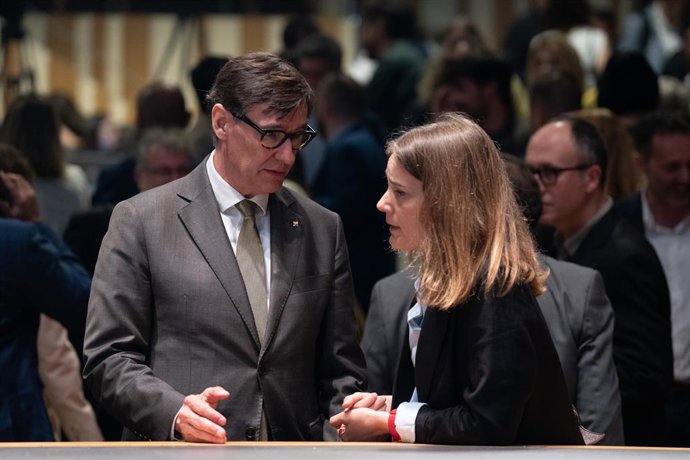 Archivo - El president de la Generalitat de Catalunya, Salvador Illa, saluda a la presidenta del grup Comuns Sumar, Jéssica Albiach