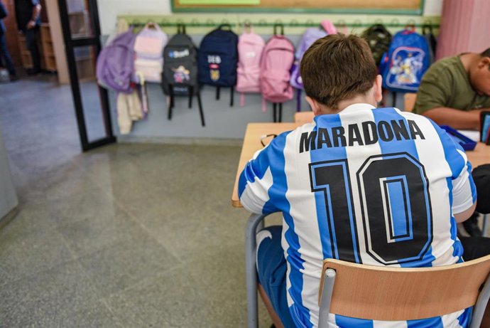 Un niño con la camiseta de Maradona en un colegio
