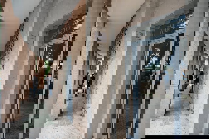 Portal en la calle Tigris donde la mujer falleció tras una agresión. 