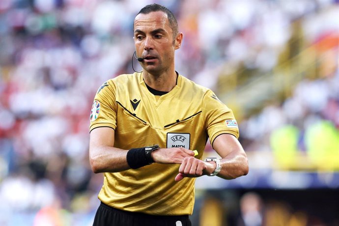 Archivo - Referee Marco Guida during the UEFA Euro 2024, Group D football match between France and Poland on 25 June 2024 at Signal Iduna Park in Dortmund, Germany - Photo Marco Iacobucci / LiveMedia / DPPI