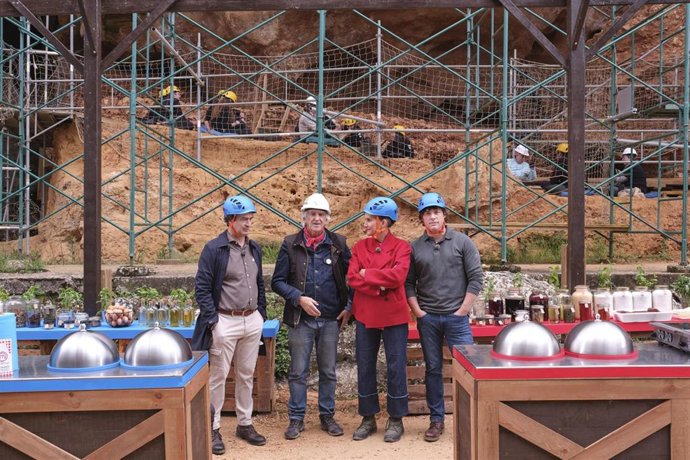 El director científico del Museo de la Evolución Humana, Juan Luis Arsuaga, junto a los presentadores de 'Masterchef Celebrity' durante el rodaje del programa en los Yacimientos de la Sierra de Atapuerca.