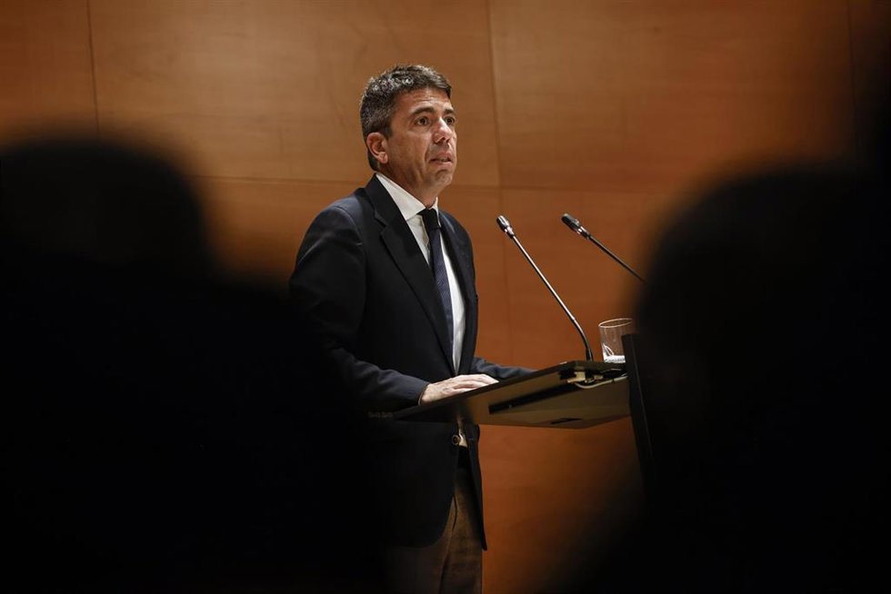 Archivo - El president de la Generalitat, Carlos Mazón, durante la toma de posesión del rector de la Universitat Politcnica de Valncia (UPV), José Esteban Capilla, en el rectorado de la UPV, a 7 de abril de 2025, en Valencia
