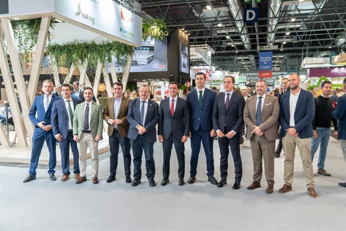 Archivo - El presidente de la Diputación de Almería, Javier Aureliano García, junto a alcaldes, concejales y diputados provinciales en la pasada edición de la feria Fruit Attraction en Madrid.