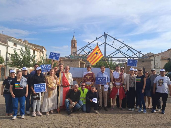 Concentración llevada a cabo este domingo por el Movimiento ciudadano Teruel Existe en Azaila.