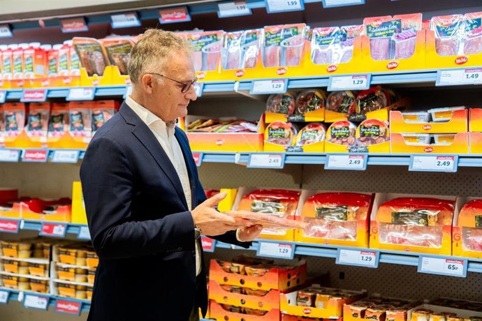 Ferrán Figueras, Chief Financial Officer (CFO) de Lidl GB, en una tienda en Edimburgo