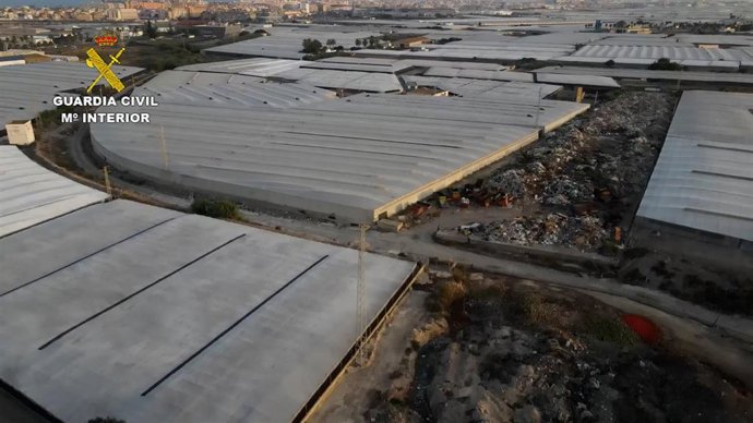 Residuos localizados en una de las fincas investigadas entre invernaderos de Roquetas de Mar (Almería).