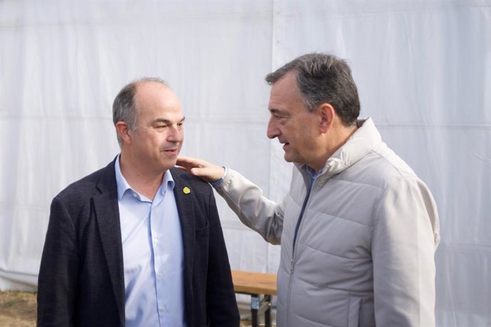 El secretari general de Junts, Jordi Turull, i el president de l'EBB, Aitor Esteban, en l'Alderdi Eguna