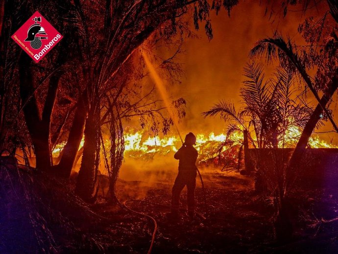 Bomberos trabajan en la extinción de un incendio en un vertedero de Crevillent