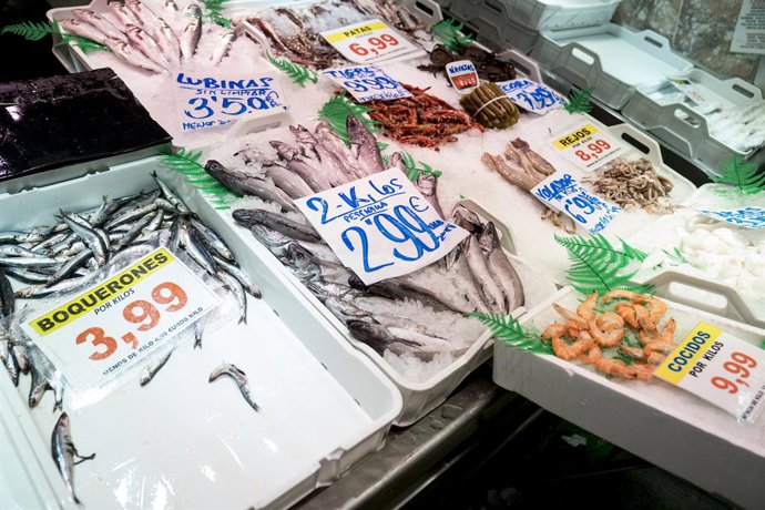 Archivo - Precios en una pescadería, a 11 de agosto de 2023, en Móstoles, Madrid (España). El Índice de Precios de Consumo (IPC) aumentó un 0,2% en julio en relación al mes anterior y elevó cuatro décimas su tasa interanual, hasta el 2,3%, debido, princip