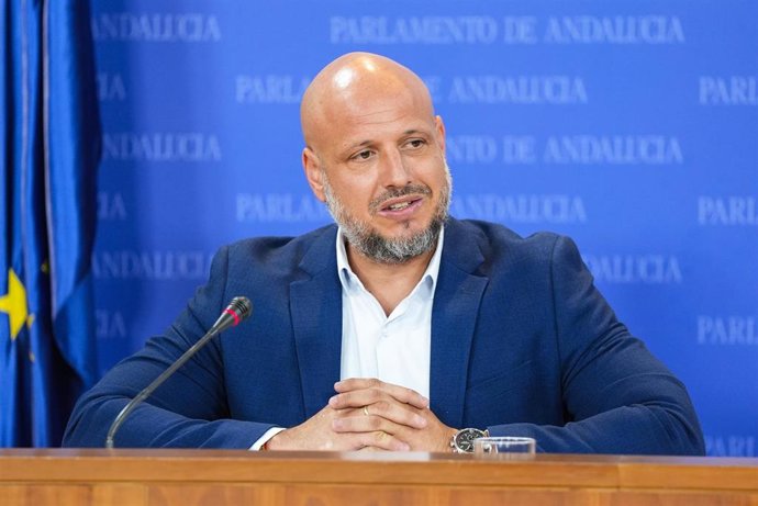 Archivo - El portavoz adjunto del Grupo Parlamentario Vox, Rodrigo Alonso, durante la ronda de ruedas de prensa de portavoces de los grupos parlamentarios en el Parlamento de Andalucía, en Sevilla (Andalucía, España)