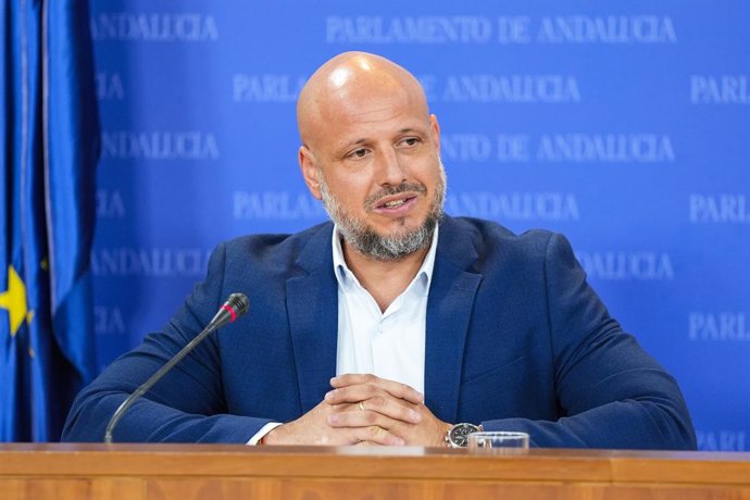 Archivo - El portavoz adjunto del Grupo Parlamentario Vox, Rodrigo Alonso, durante la ronda de ruedas de prensa de portavoces de los grupos parlamentarios en el Parlamento de Andalucía, en Sevilla (Andalucía, España)