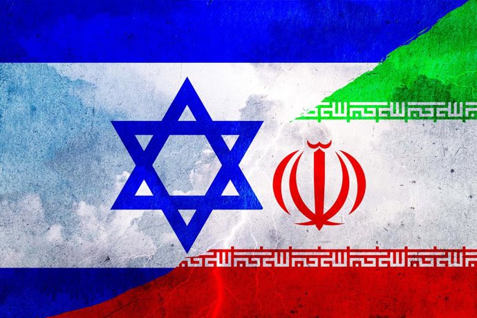 Archivo - June 14, 2025, Wien, Wien, –sterreich: Symbolbild erstellt am 14.06.2025: Die Flaggen Israels und des Iran auf beschädigten Wänden stehen sinnbildlich für die eskalierenden Spannungen zwischen beiden Ländern. Israel hat kürzlich einen GroÃangri