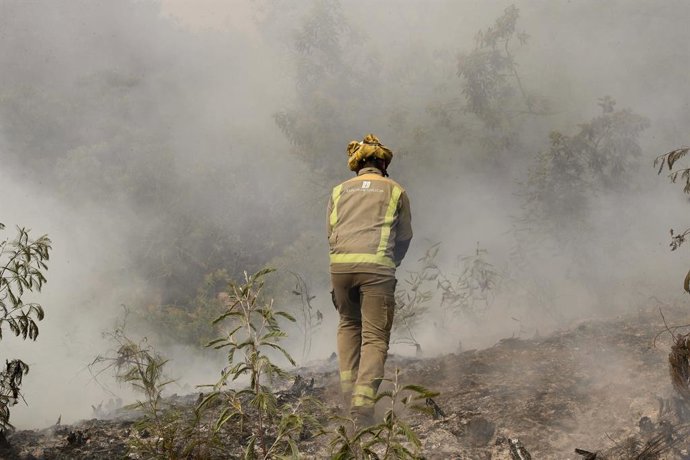 Efectivos de emergencias realizan labores de extinción del incendio de Pantón, a 22 de septiembre de 2025, en Pantón, Lugo (España). El incendio declarado el pasado jueves en el municipio lucense de Pantón sigue activo, según ha informado la Consellería d