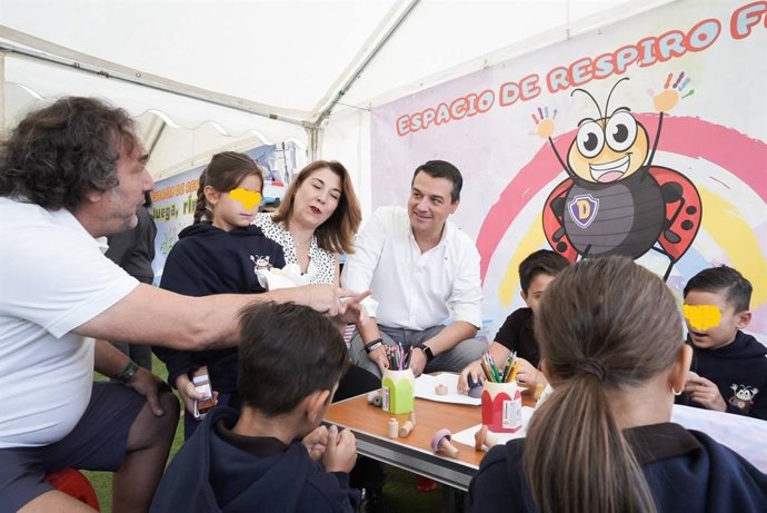 Torcuato (izda.) habla con Bellido (dcha.), ante Contador (centro), en el Espacio de Respiro Familar del Mercadillo del Arenal.