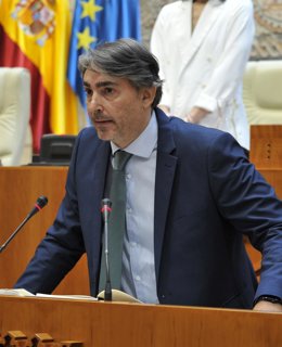 El portavoz de Política Empresarial y Emprendimiento de los socialistas en la Asamblea de Extremadura, Luis Tirado, interviene en el Parlamento autonómico