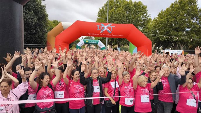 Cerca de 2.500 personas conforman una marea rosa en Ciudad Real para visibilizar el cáncer de mama.