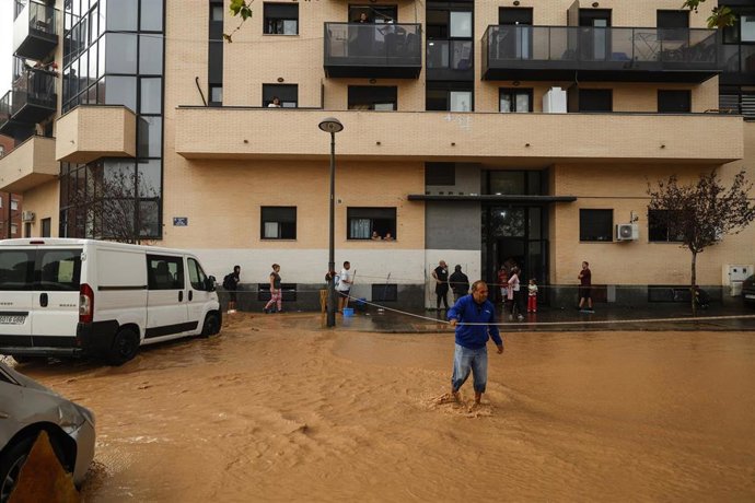 Archivo - Varias personas realizan labores de limpieza tras el paso de la dana por La Torre (València), a 30 de octubre de 2024