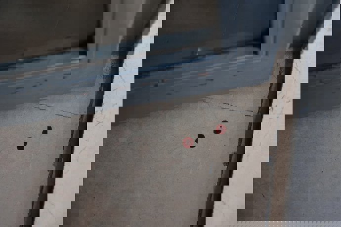 Restos de sangre de la víctima mortal en un portal en la calle Tigris.