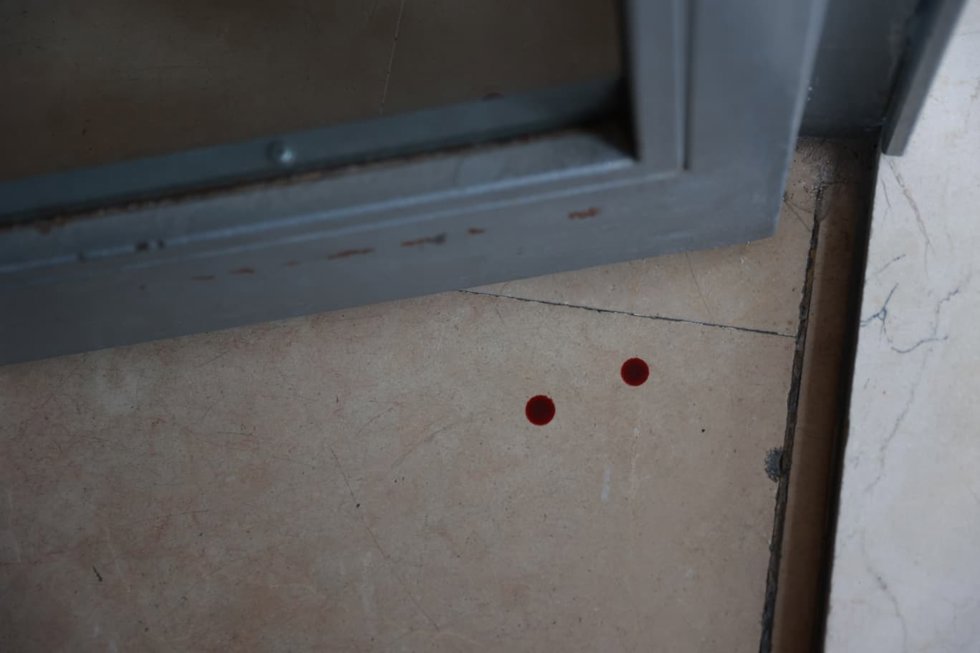 Restos de sangre de la víctima mortal en un portal en la calle Tigris.