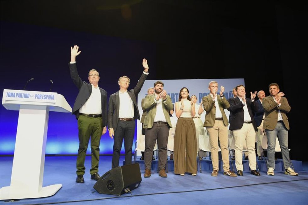 La cumbre del PP en Murcia, que ha reunido al presidente del partido, Alberto Núñez Feijóo con sus 'barones' territoriales, ha culminado este domingo con un acto en el Teatro Circo y con la firma de la 'Declaración de la Región de Murcia'