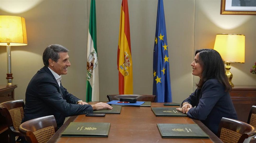 Un momento de la reunión entre Pedro Fernández y Gloria María Martín.