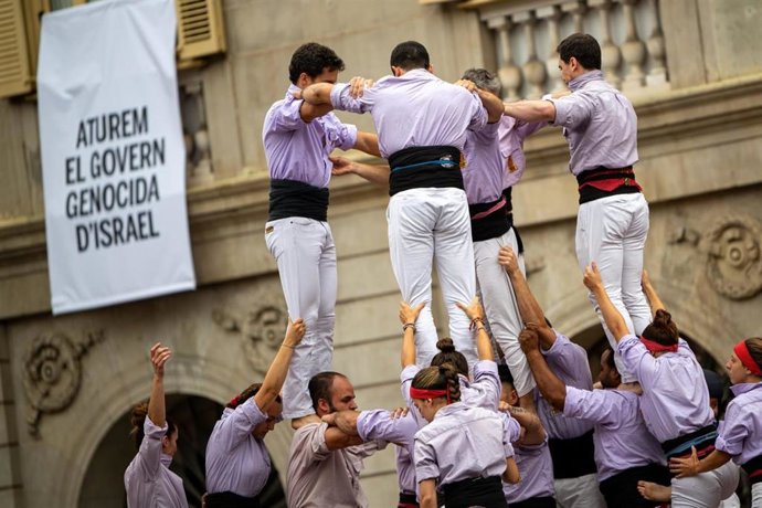 Imagen de una dde las pancartas en la fachada del Ayuntamiento de Barcelona durante la diada 'castellera'