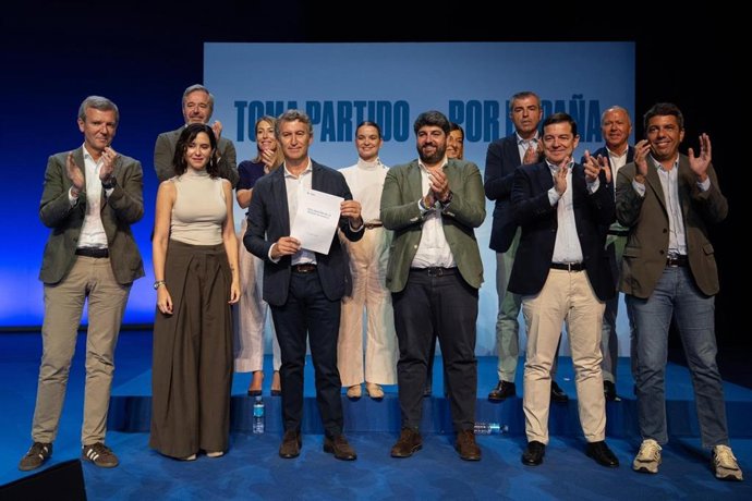 El líder del PP, Alberto Núñez Feijóo, junto a los presidentes autonómicos del PP, entre ellos el aragonés Jorge Azcón, en el acto de presentación de la Declaración de Murcia celebrado este domingo.