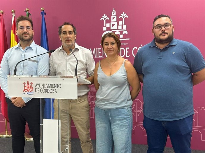 Archivo - El portavoz del grupo Hacemos Córdoba en el Ayuntamiento de la capital, Juan Hidalgo (segundo izquierda), con los concejales de su grupo.