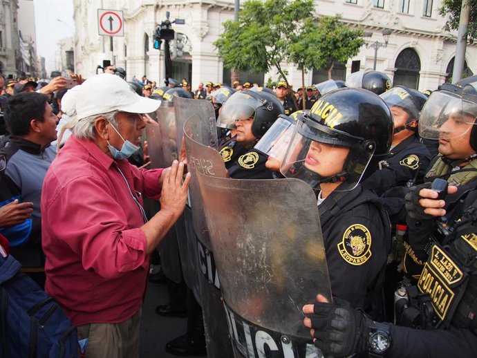 20 de setembro de 2025, Lima, Lima, Peru: Manifestantes entram em confronto com a polícia quando centenas de pessoas marcham nas ruas de Lima protestando contra o governo de Dina Boluarte, o Congresso e o Judiciário.  Uma série de eventos recentes, como a