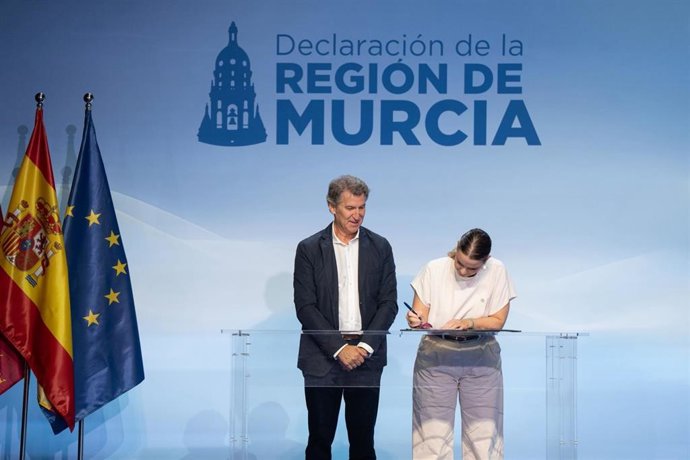 La presidenta del PP Baleares y del Govern, Marga Prohens, firma la Declaración de la Región de Murcia, junto al presidente nacional del Partido Popular, Alberto Núñez Feijóo