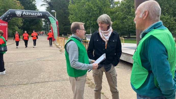 El secretario general del PSOE de Castilla y León, Carlos Martínez, junto a algunos organizadores de la Marcha contra el Cáncer en Almazán (Soria).