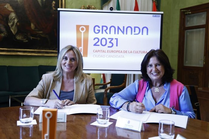 La alcaldesa de Granada, Marifrán Carazo, junto a la presidenta de Ansemac, Esperanza Fitz.
