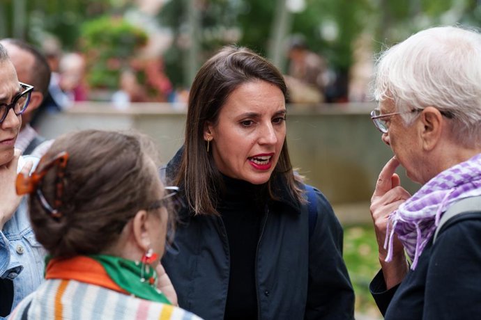 La secretaria de Podemos y eurodiputada, Irene Montero (c), durante una concentración para exigir el derecho al aborto libre en la sanidad pública para todas, frente al Ministerio de Sanidad, a 28 de septiembre de 2025, en Madrid (España). La concentració