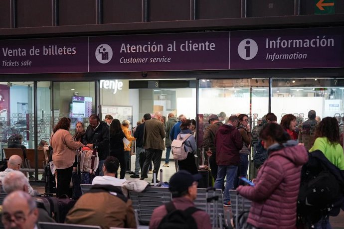 Archivo - Pasajeros de la Estación de tren de Santa Justa. 