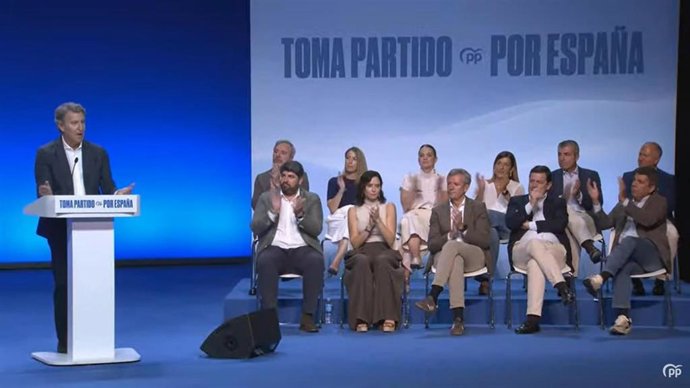 El presidente de Aragón, Jorge Azcón, aplaude las palabras del líder Alberto Núñez Feijóo, en las que éste sostiene que es razonable llevar agua de los sitios donde sobra una vez que se haya reutilizado y reciclado.