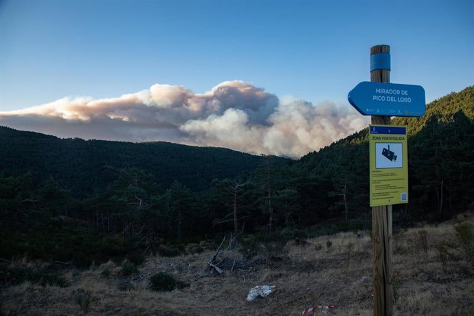 Vista del incendio del entorno del Pico del Lobo, desde el Puerto de la Quesera, a 26 de septiembre de 2025, en Segovia, Castilla y León (España). 
